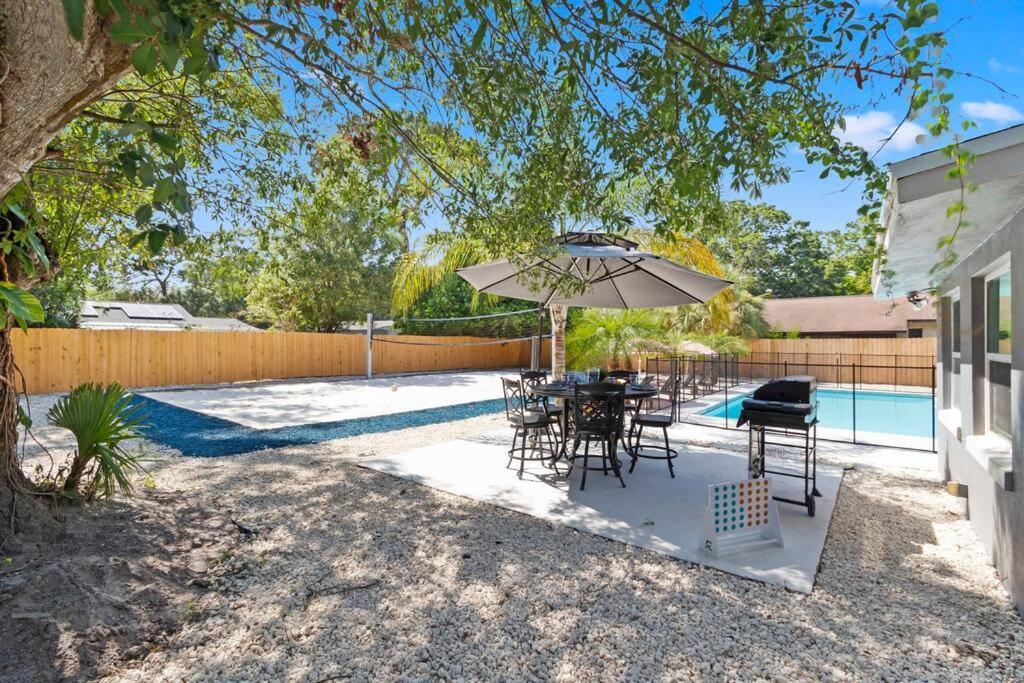 Apartment Urban Escape Artificial W Volleyball Pit *