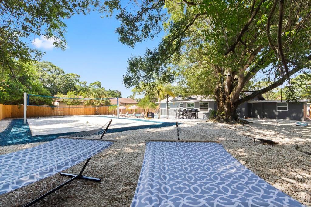 Apartment Urban Escape Artificial W Volleyball Pit