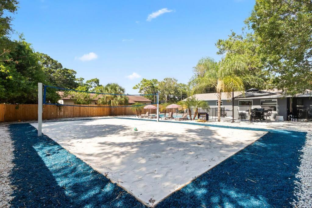 Urban Escape Artificial W Volleyball Pit Apartment *