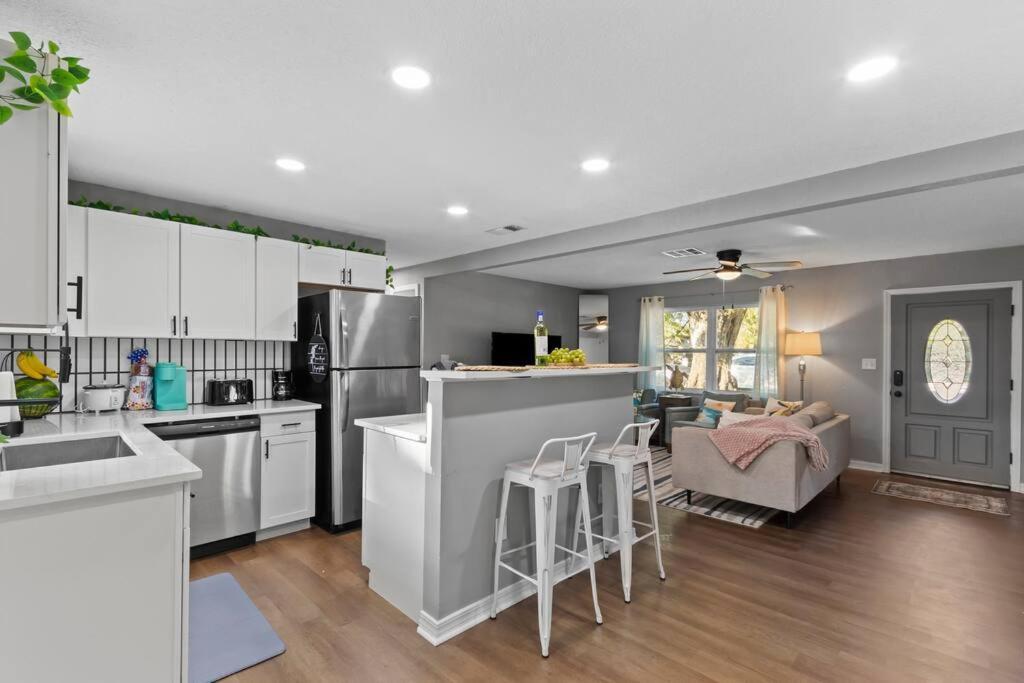 Apartment Urban Escape Artificial W Volleyball Pit *