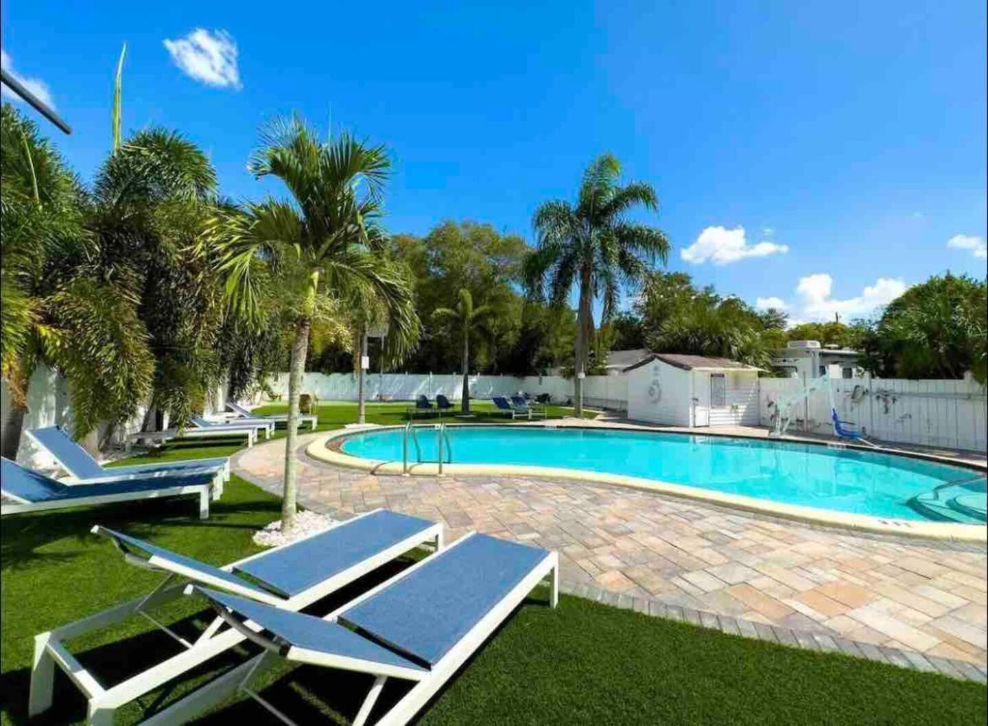2q Beds With Shared Pool 18 * Clearwater