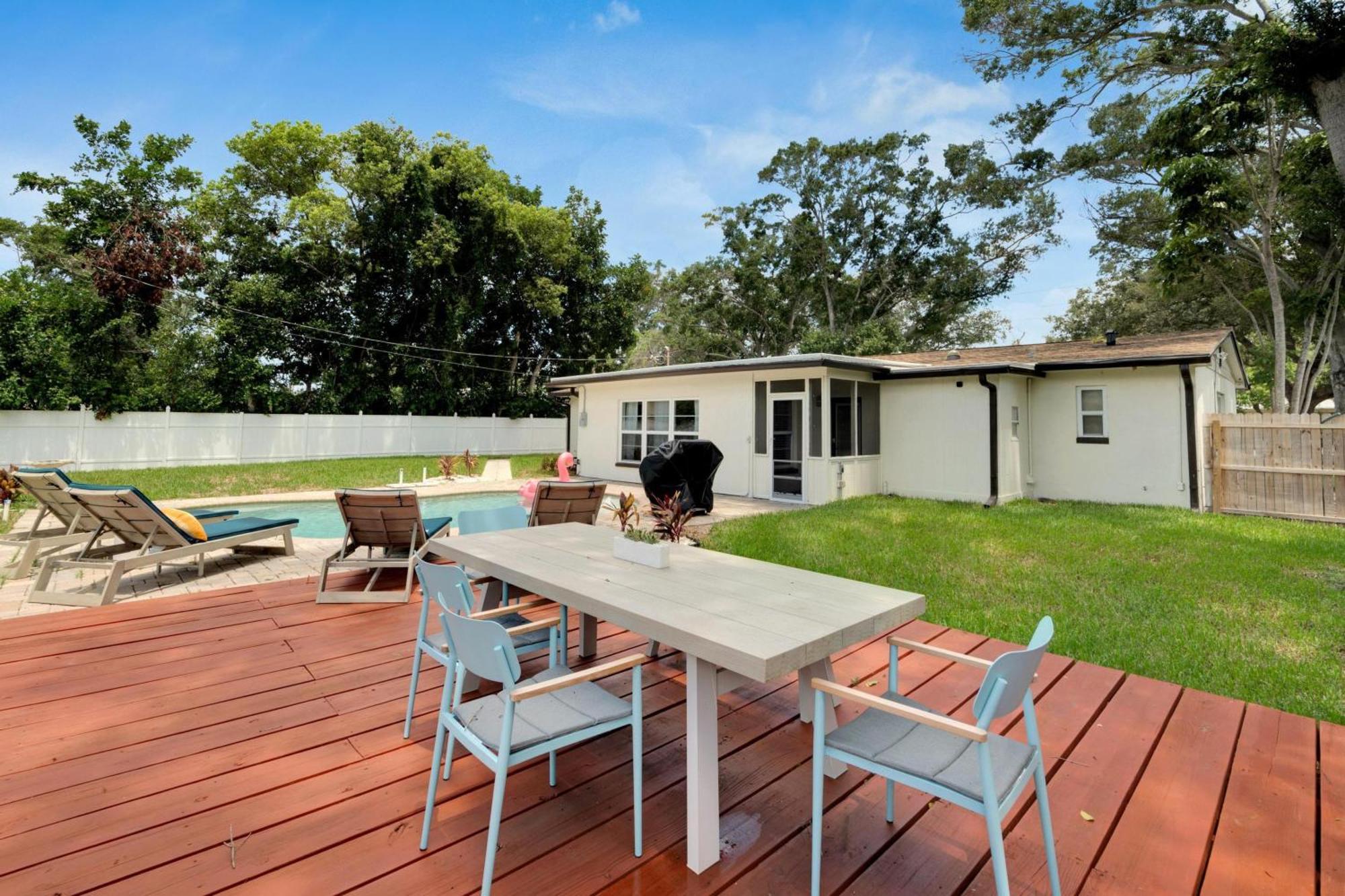 1543 Lakeview Road