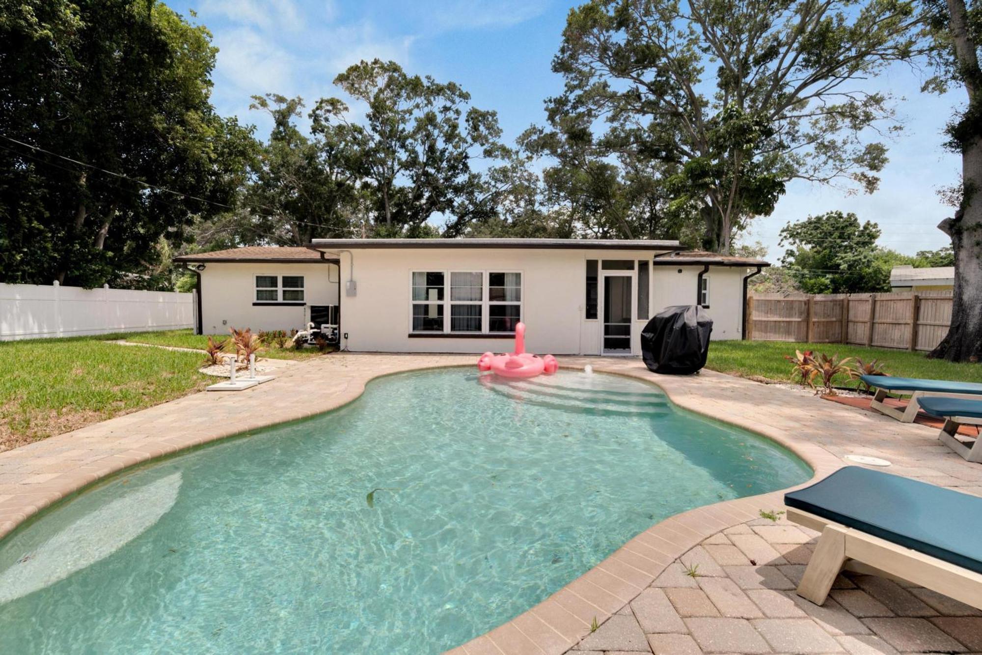 1543 Lakeview Road