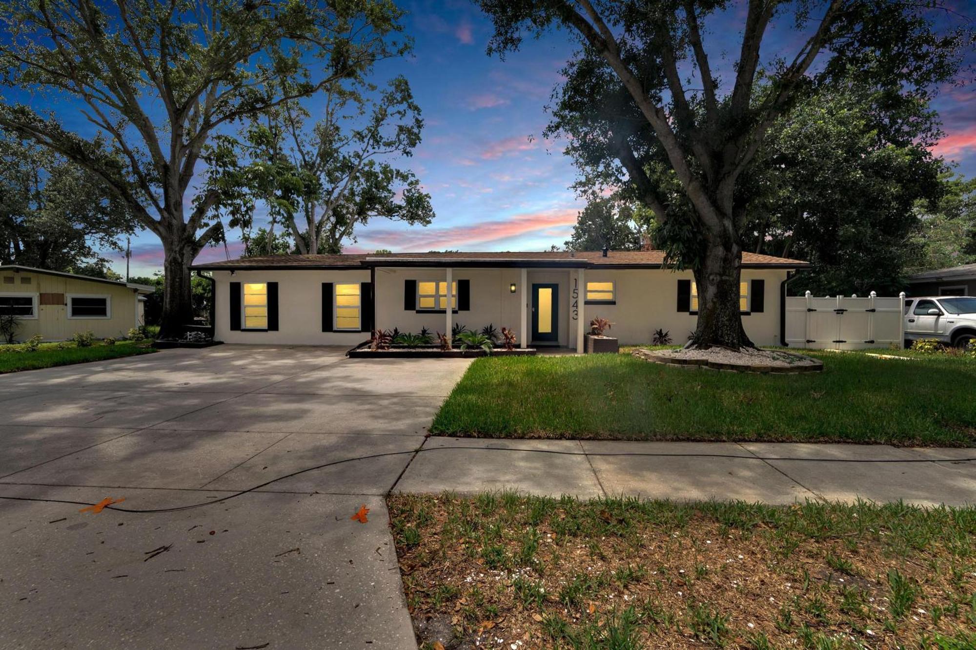 1543 Lakeview Road *