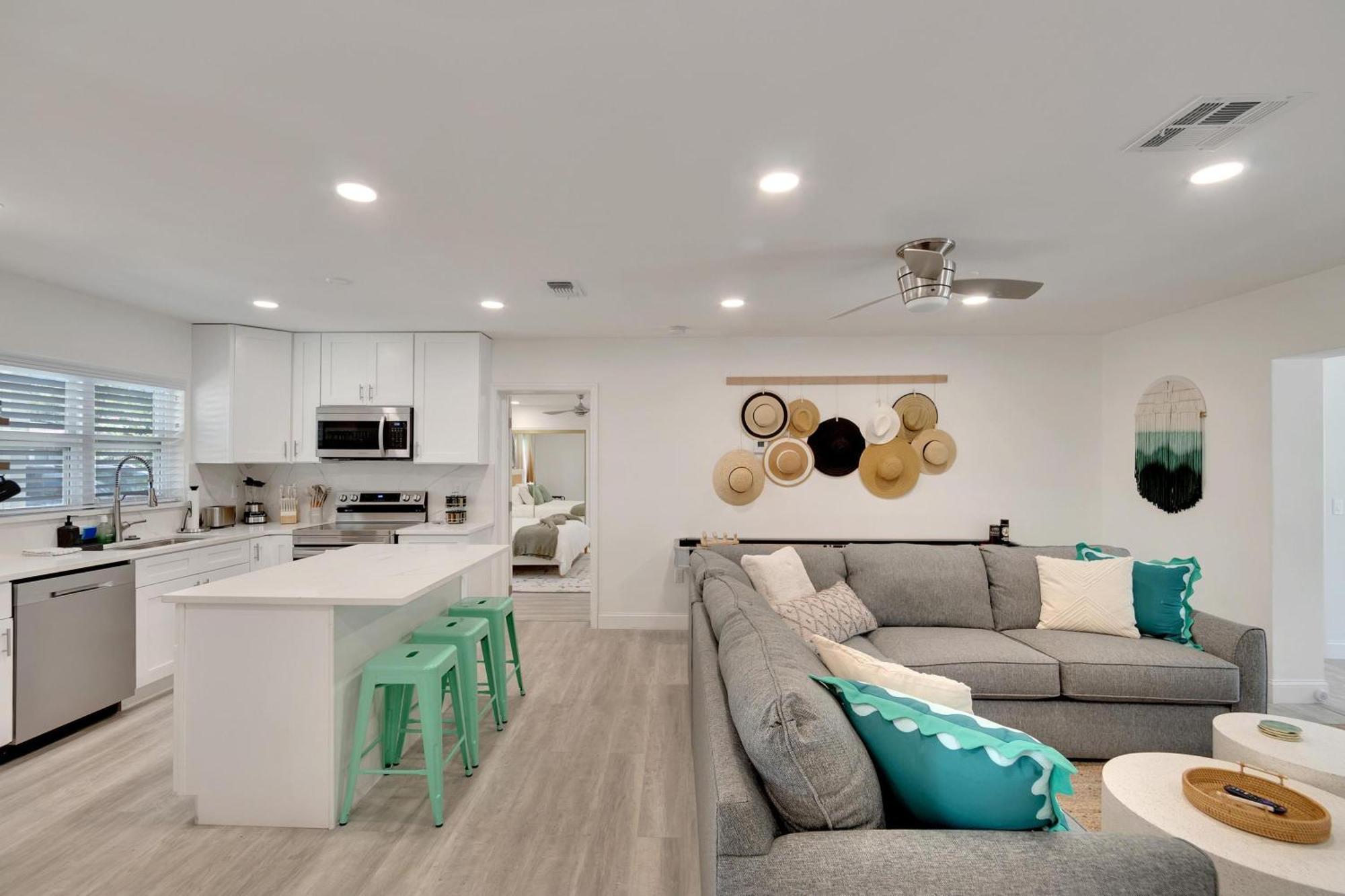 1543 Lakeview Road * Clearwater