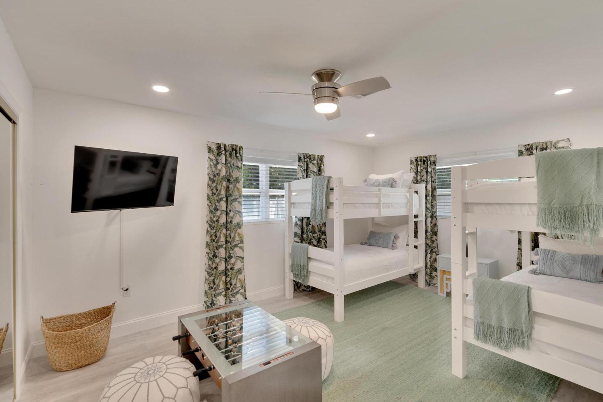 1543 Lakeview Road *