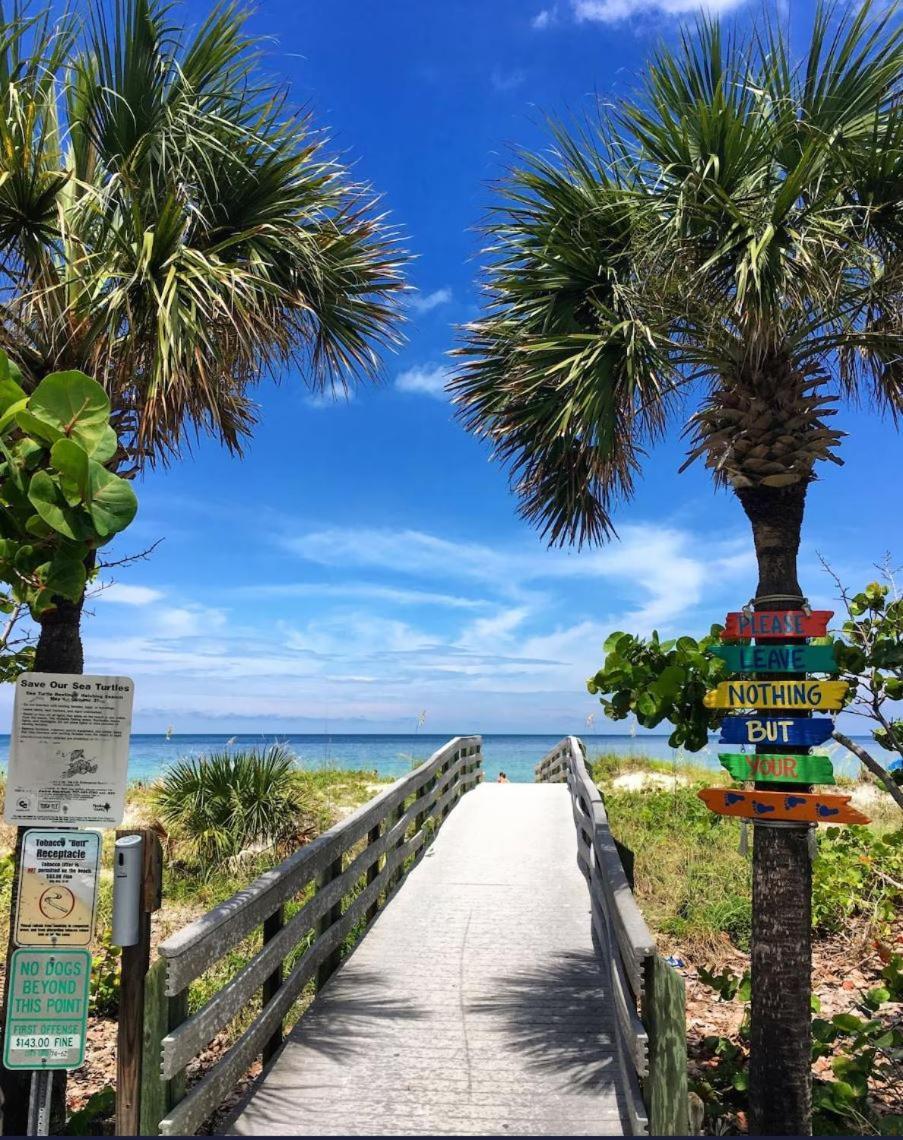 Beach, Florida, Modern Fully Renovated 2nd Floor Condo, Heated Pool Apartment *