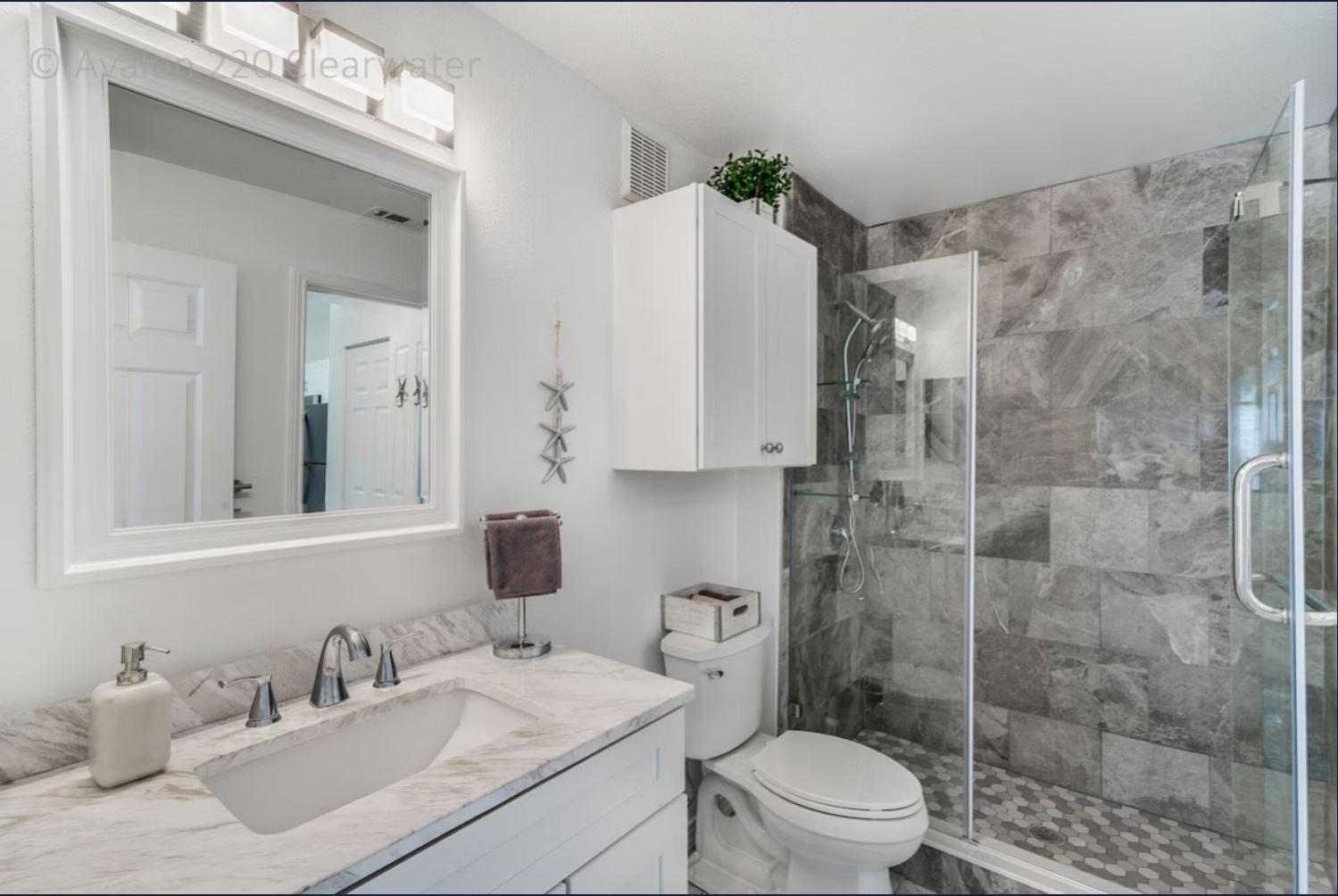 Beach, Florida, Modern Fully Renovated 2nd Floor Condo, Heated Pool Clearwater