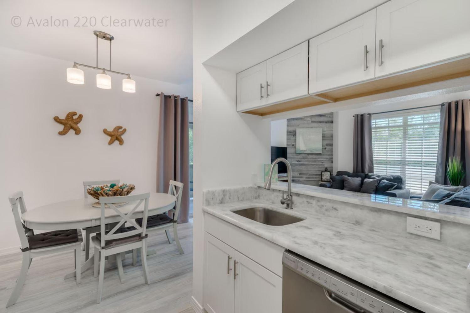 Apartment Beach, Florida, Modern Fully Renovated 2nd Floor Condo, Heated Pool *