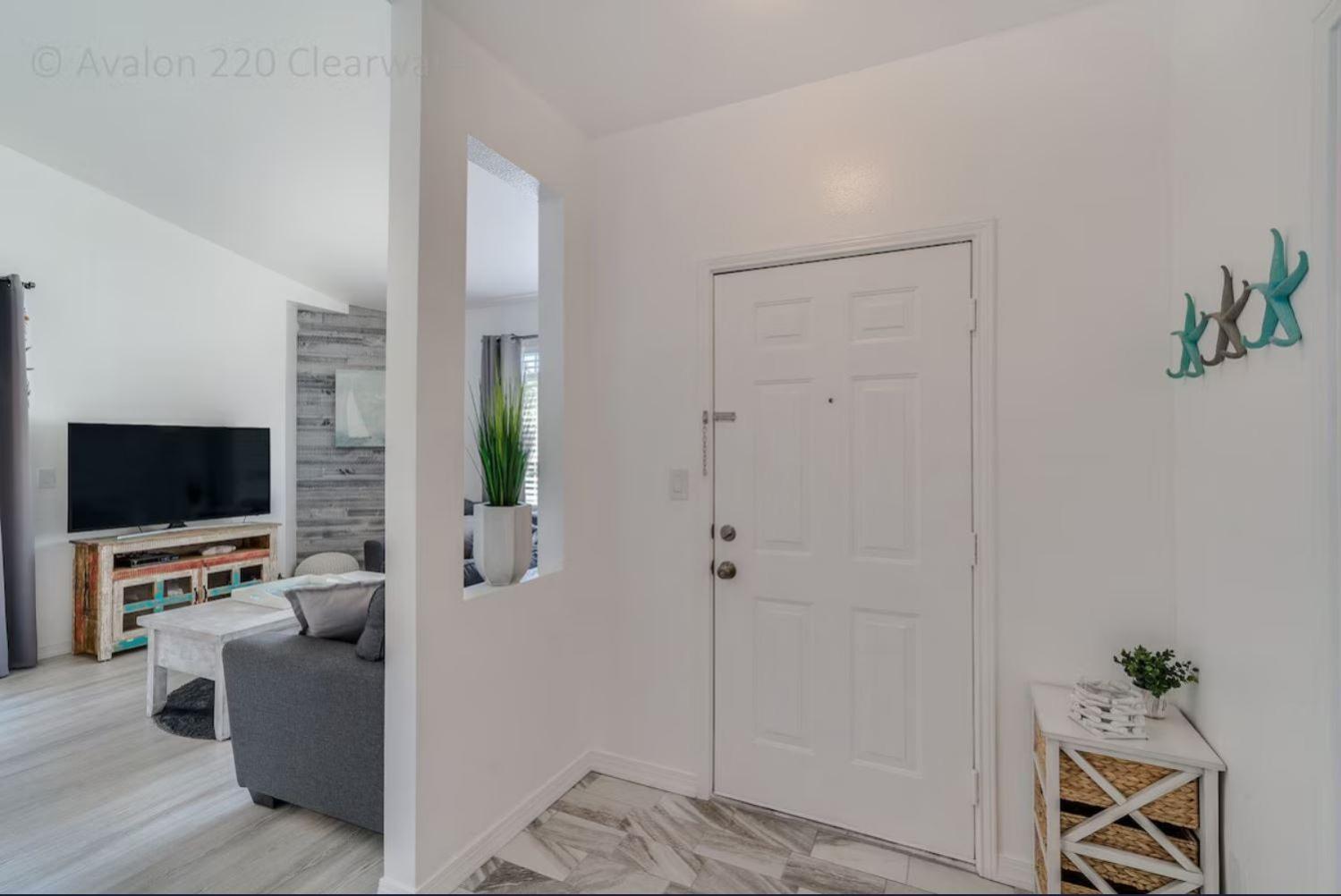 Beach, Florida, Modern Fully Renovated 2nd Floor Condo, Heated Pool