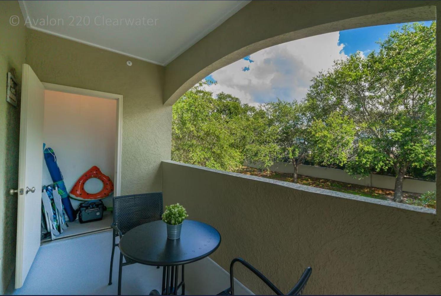 Beach, Florida, Modern Fully Renovated 2nd Floor Condo, Heated Pool Apartment