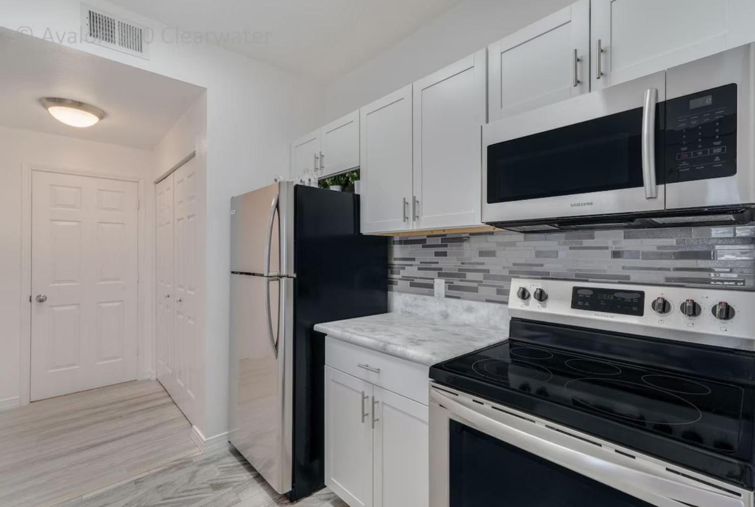 Apartment Beach, Florida, Modern Fully Renovated 2nd Floor Condo, Heated Pool