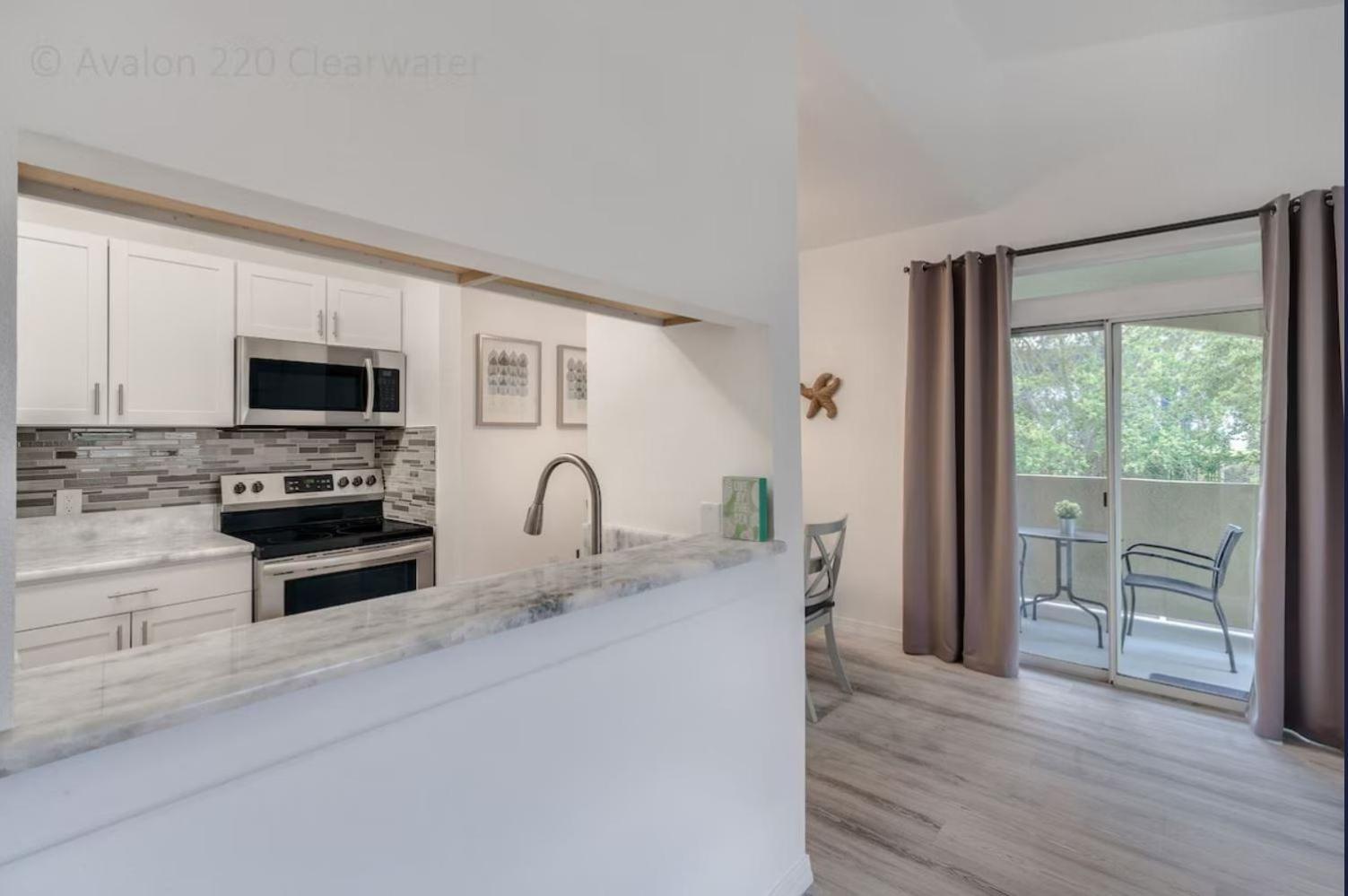 Apartment Beach, Florida, Modern Fully Renovated 2nd Floor Condo, Heated Pool *