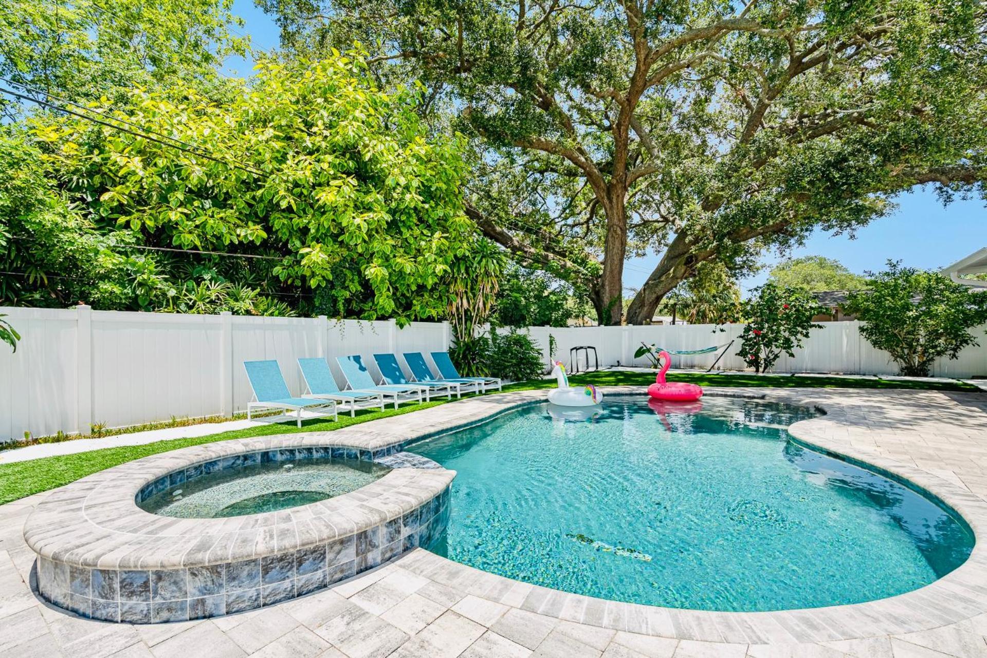 Heated Pool & Jetted -- Mins To Villa