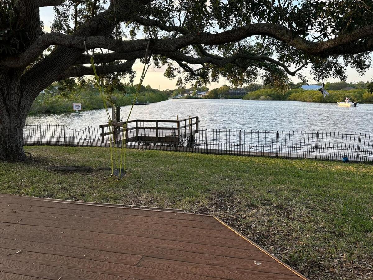 Villa Waterfront Private Dock 4br 2 Bath Kayaks And Hot Tub