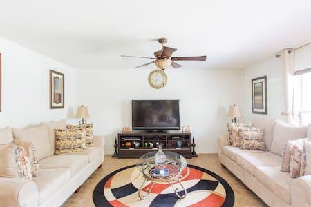 Modern 4 Bedroom House With Swimming Pool *