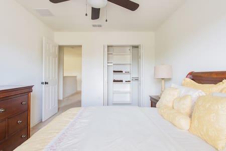 Modern 4 Bedroom House With Swimming Pool Clearwater