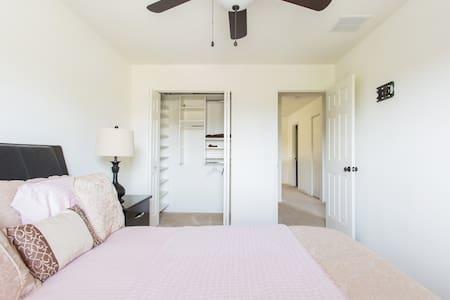 Modern 4 Bedroom House With Swimming Pool Clearwater