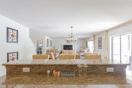 Modern 4 Bedroom House With Swimming Pool Holiday home *