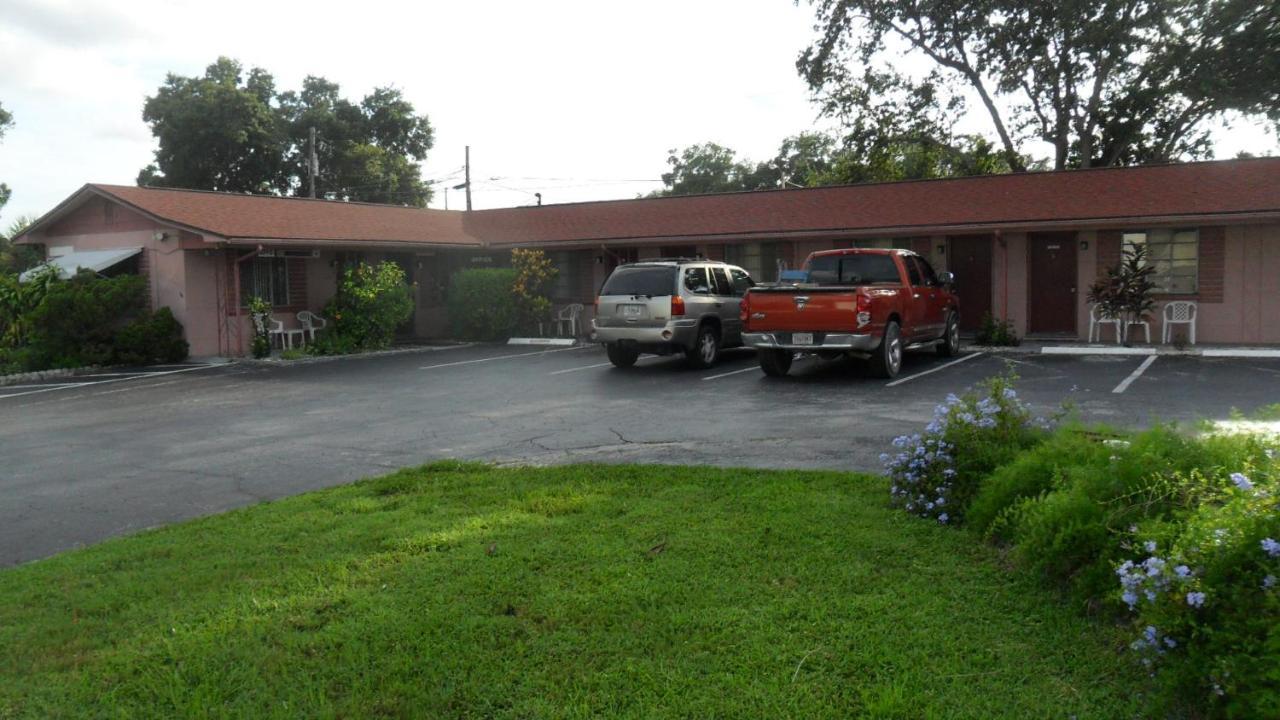 Motel Skylit