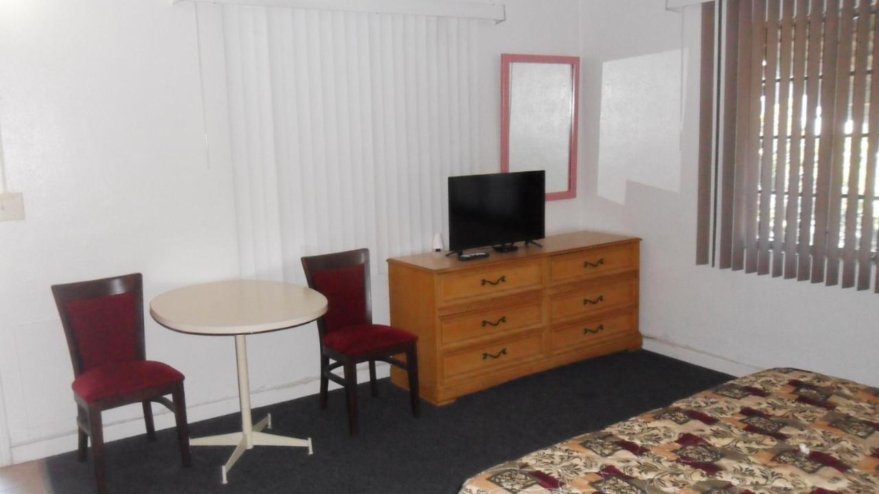 Motel Skylit *