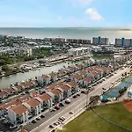 Luxury Cozy Retreat: Waterfront Near Clearwater