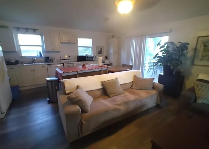 Lenny\'S Cooperative Hostel