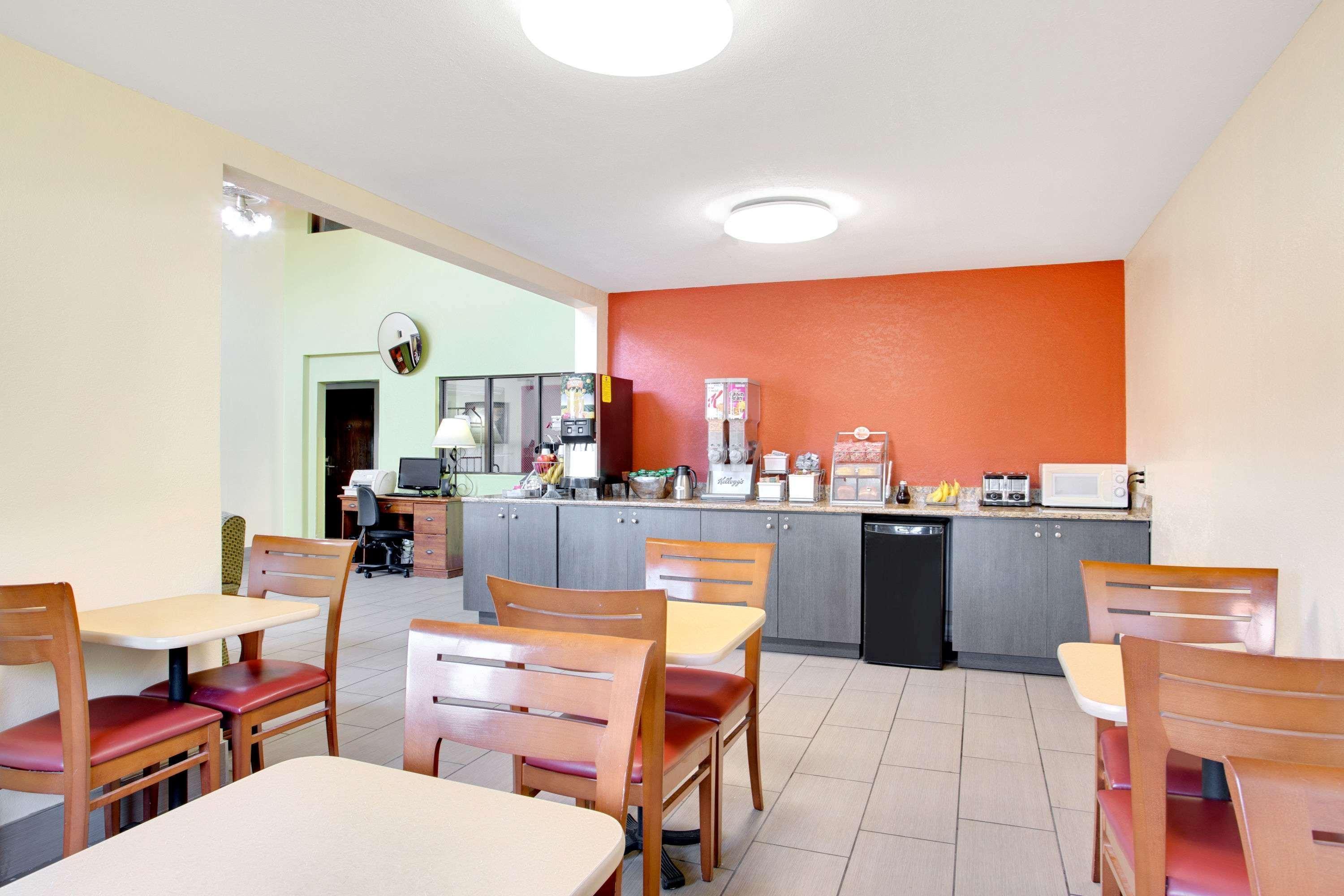 Super8 By Wyndham Nearby St Petersburg International Airport 3*