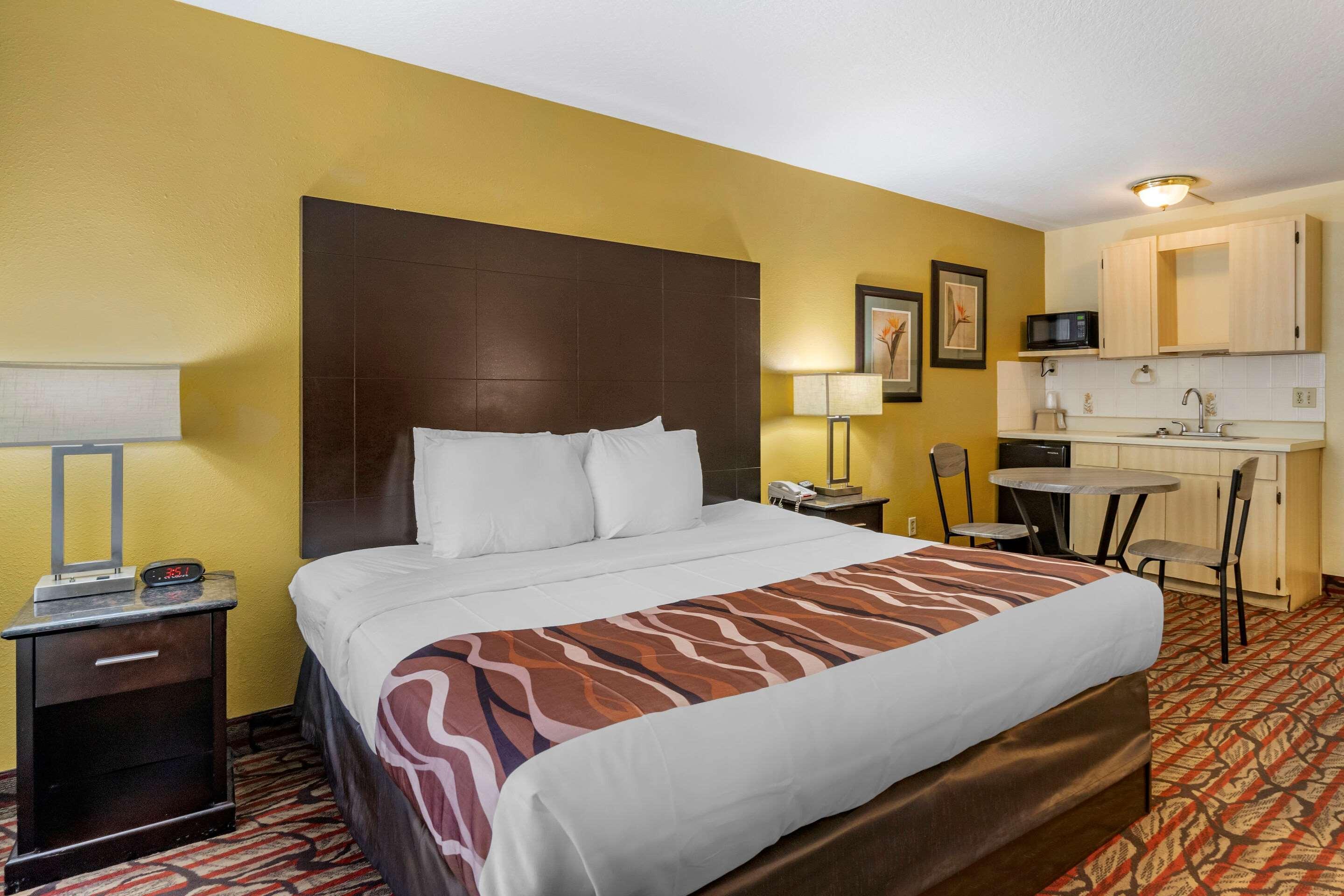 Rodeway Hotel 2*