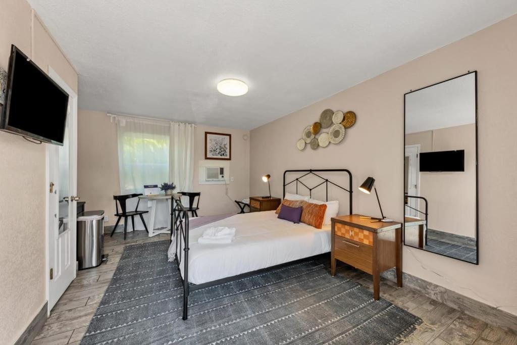 By Beach Studio With Pool And Parking Apartment