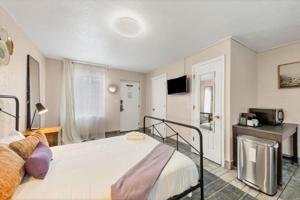 By Beach Studio With Pool And Parking Apartment Clearwater