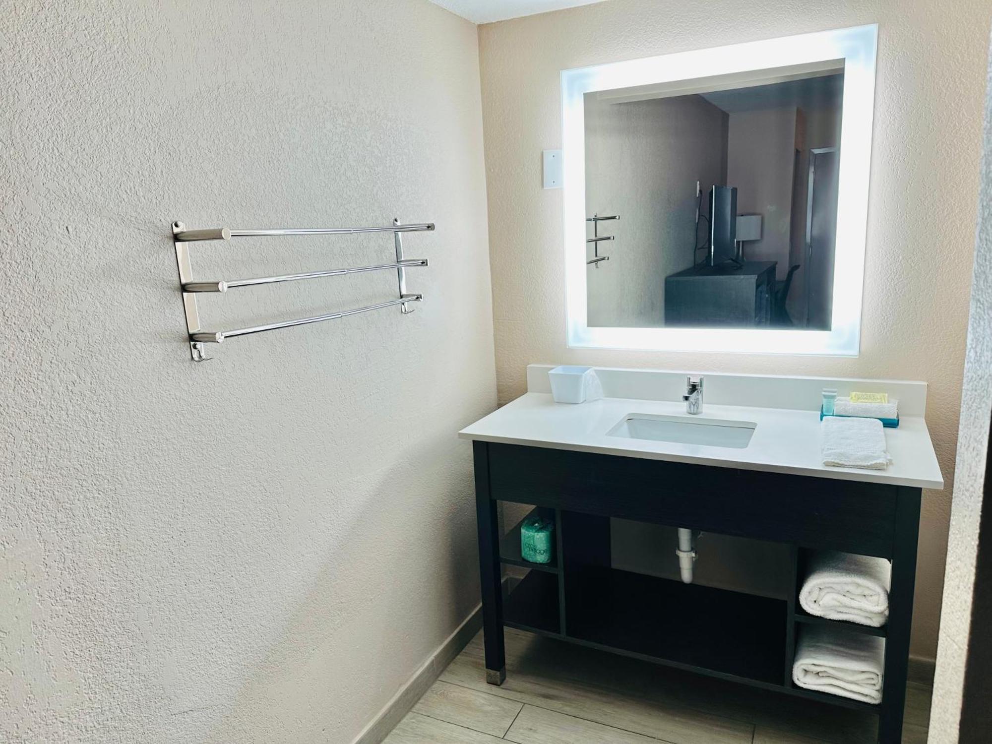 Tropical & Suites, Downtown Clearwater
